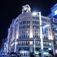 ビル上に鎮座する時計もまたよし。