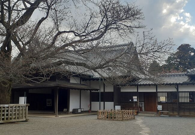 幕末に創設された藩の学校。徳川慶喜が維新の際謹慎した場所でもあります