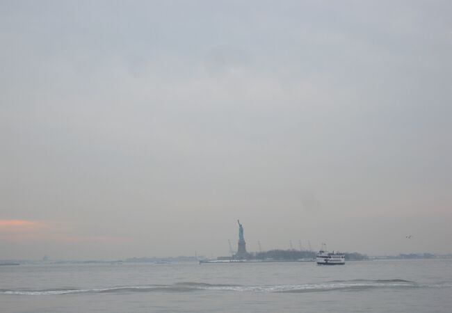 マンハッタンの南端にあり、自由の女神像が見えます。