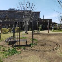 レストラン（左）ベーカリー（中央）ドッグカフェ（右）