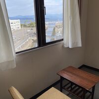 テーブルと外の景色