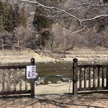 店の前を「箒川」