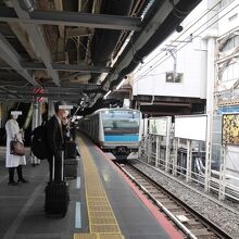 ホームに入線。