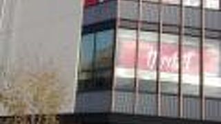 旅行客にも便利な店舗が、たくさん入居