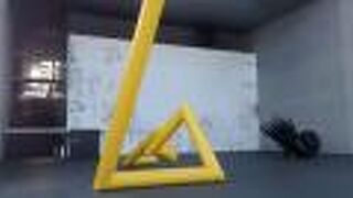 入り口にあるオブジェも、現代アートに相応しい