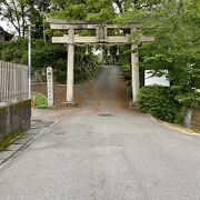 天ケ瀬ダムの建設で移設された神社。