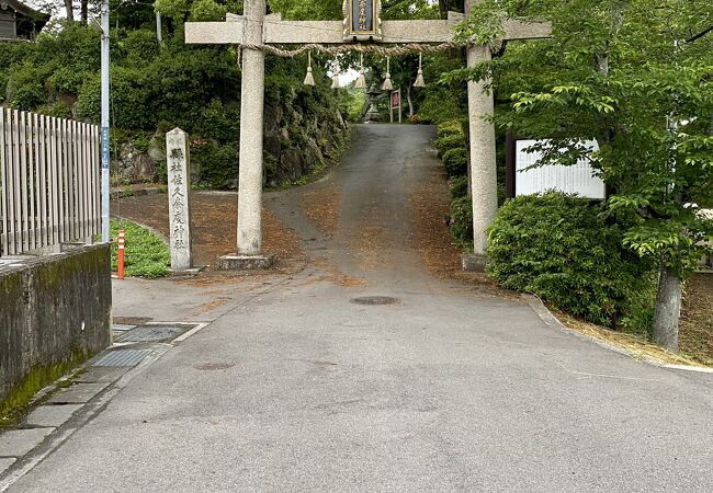 天ケ瀬ダムの建設で移設された神社。