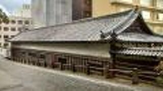 立派な灰色の屋根瓦 がとても印象的