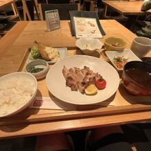 鶏の塩麹レモン焼きとアジフライ