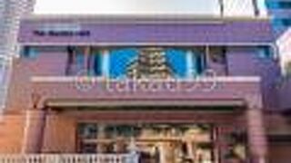 小振りですが近代的でスタイリッシュなデザインのファサードの建物です。