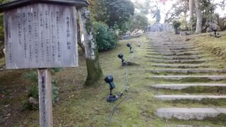 丘のような場所に建っていて、絶対見逃せない