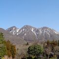 九重連山を眺める絶景露天風呂と四種の源泉