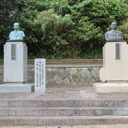 【山村新治郎銅像】親子とも政治家で並んでいます