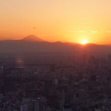 夕陽に映える富士山の眺めも