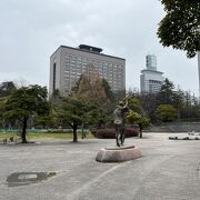 オフィス街のオアシスのような公園