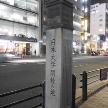 飯田橋の駅前通り沿いにあります。