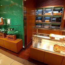 ベーカリーショップも