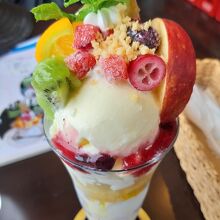 フルーツパフェと…、