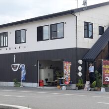 一階が運送屋さんの店舗で…、