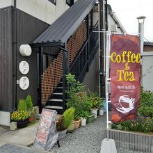 ...マルジンへの階段が脇に付いています。