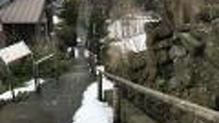 特徴的な石段が良い感じ