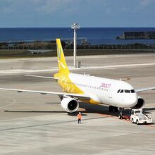 カラフルなデザインのバニラエアー機