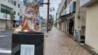 道の両サイドにあります。