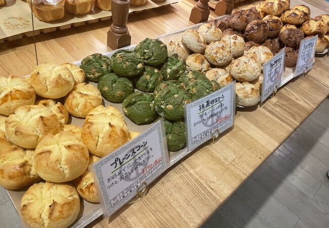 お洒落で開放感のある店内