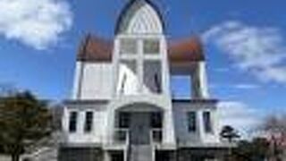 1979年に建て替えられて近代的な意匠