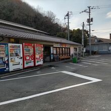 アリストぬまくま。左手前にトイレがある。