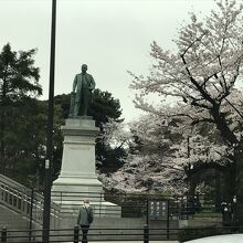 品川なんとかさんの銅像