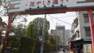 裏道的商店街。