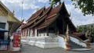 ワット・チェディ・ルアンの近くにあります