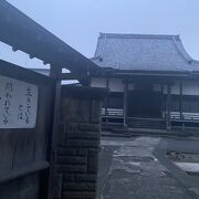 住宅街のお寺