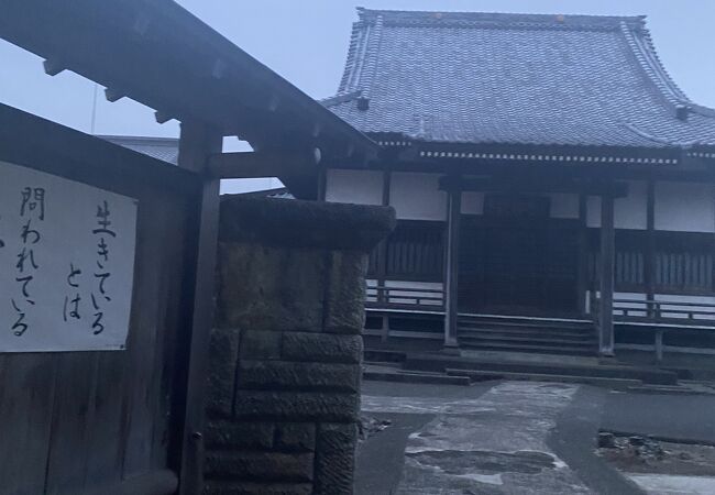 住宅街のお寺