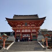 全国に約3万社ある稲荷神社の総本宮！青空に朱色が映えます