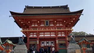全国に約3万社ある稲荷神社の総本宮！青空に朱色が映えます