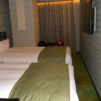 大きな柱が部屋を分断していることを以外はおちついた客室です。