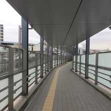 新川崎駅に向かう通路