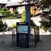 住宅街の中にある小さな公園の中に「羅城門遺址」という石碑がありました。