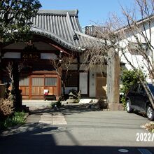 山門と本堂です。