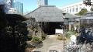 境内には史跡である朝顔の井戸があります。