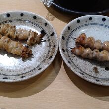 鶏皮串焼き塩２本、ぼんじり串焼き塩２本
