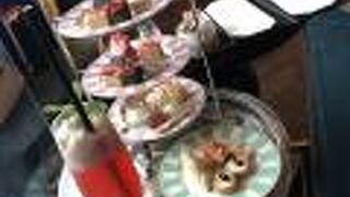 おしゃれなアフタヌーンティー。サービスも行き届いています。