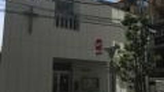 ひっそりと建つ