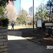 公園には古墳である亀塚があります。