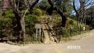 亀塚公園内にあります。