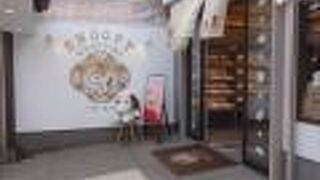 スヌーピーが嵐山にもやってきた。観光地の好きなイヌですね。