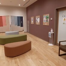 男湯・女湯に加えて岩盤浴室もあるホール。