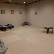 寝転がれる休憩室のほか...、